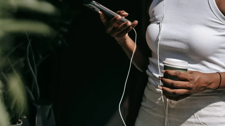Persona revisando en su celular cómo funcionan los préstamos pequeños en línea en Panamá
