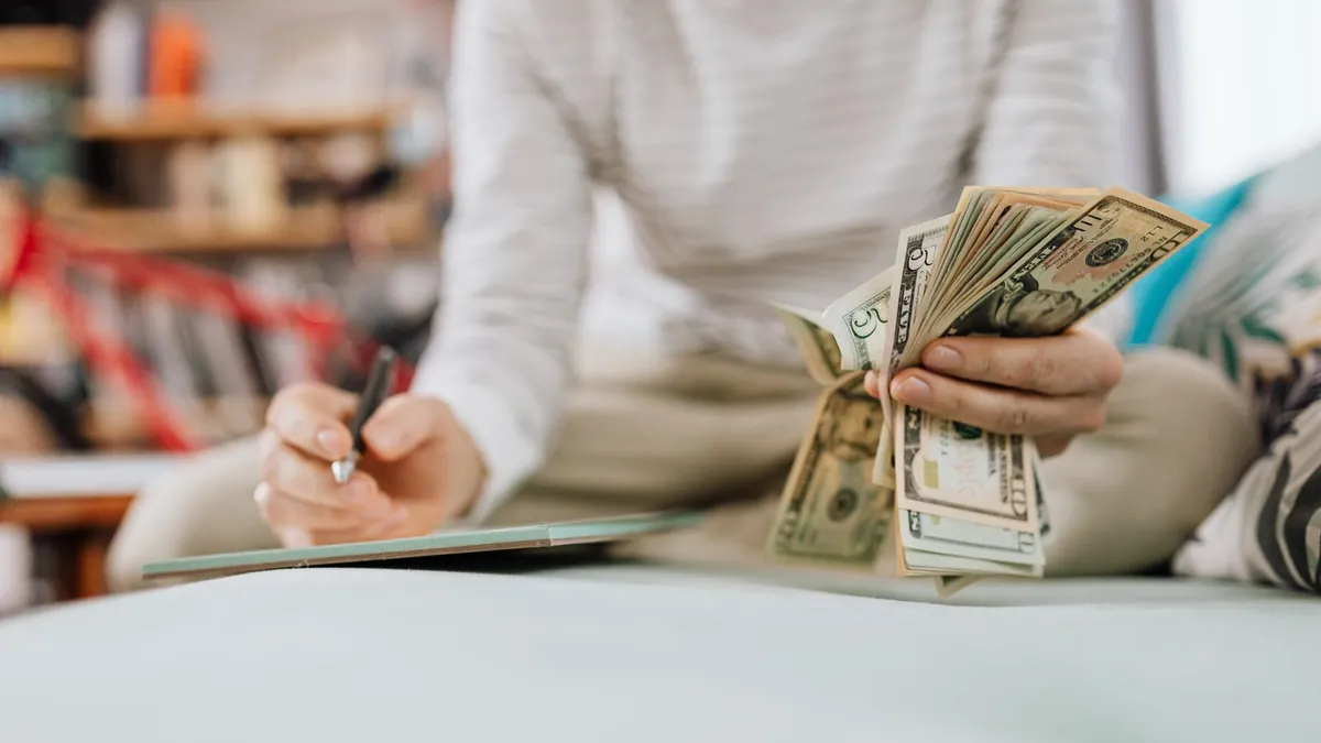 Financieras en Panamá mejor valoradas: cómo saber cuál te conviene antes de firmar 2 Persona revisa el costo total de un préstamo al comparar financieras en Panamá mejor valoradas