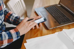 manos de hombre con celular en la mano